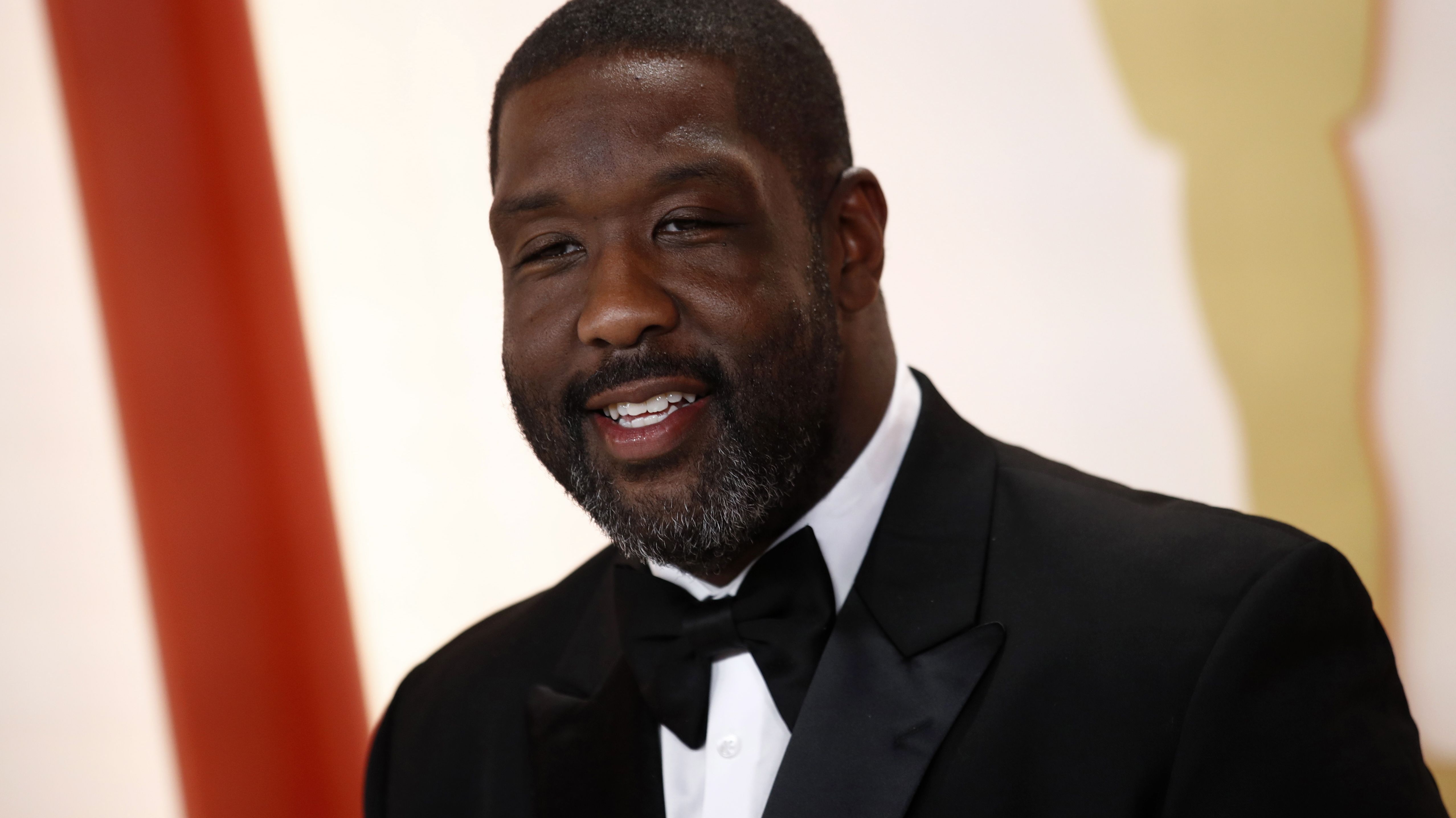 Adam Blackstone posa en la alfombra roja de los Premios Oscar 2023