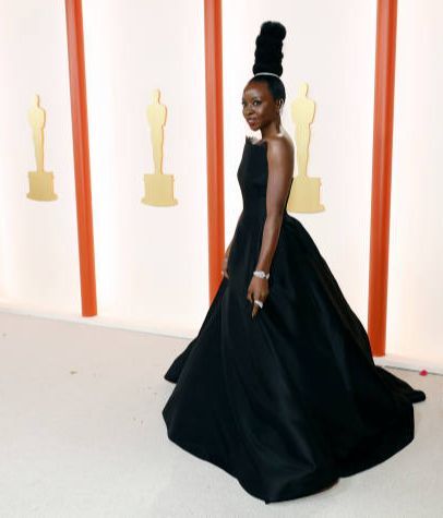 Danai Gurira posa en la alfombra roja de los Premios Oscar 2023