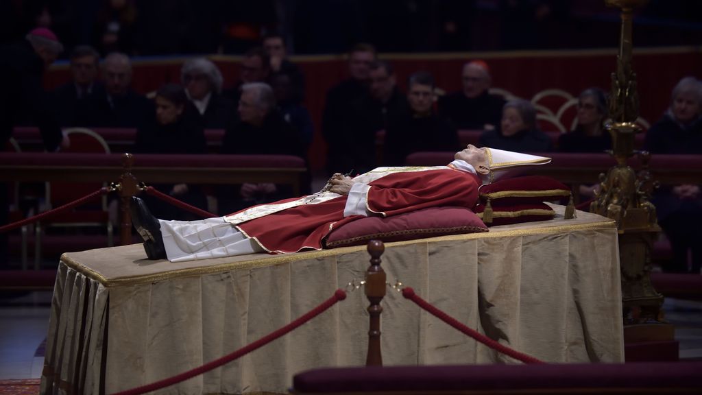 El Papa Emérito Benedicto XVI en la capilla ardiente de la basílica de San Pedro del Vaticano, a 2 de enero de 2023