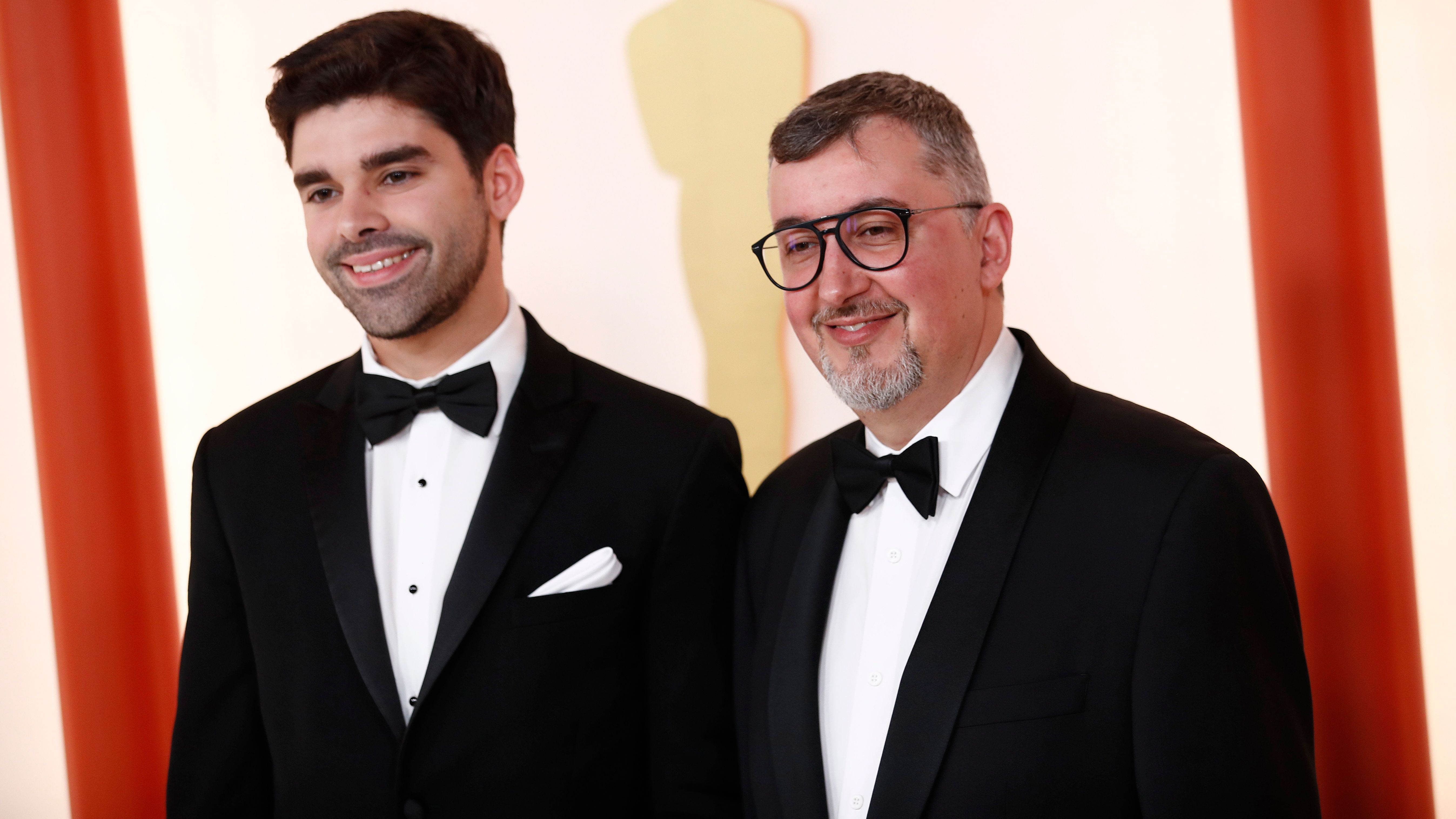 Joao Gonzalez y Bruno Caetano posan en la alfombra roja de los Premios Oscar 2023