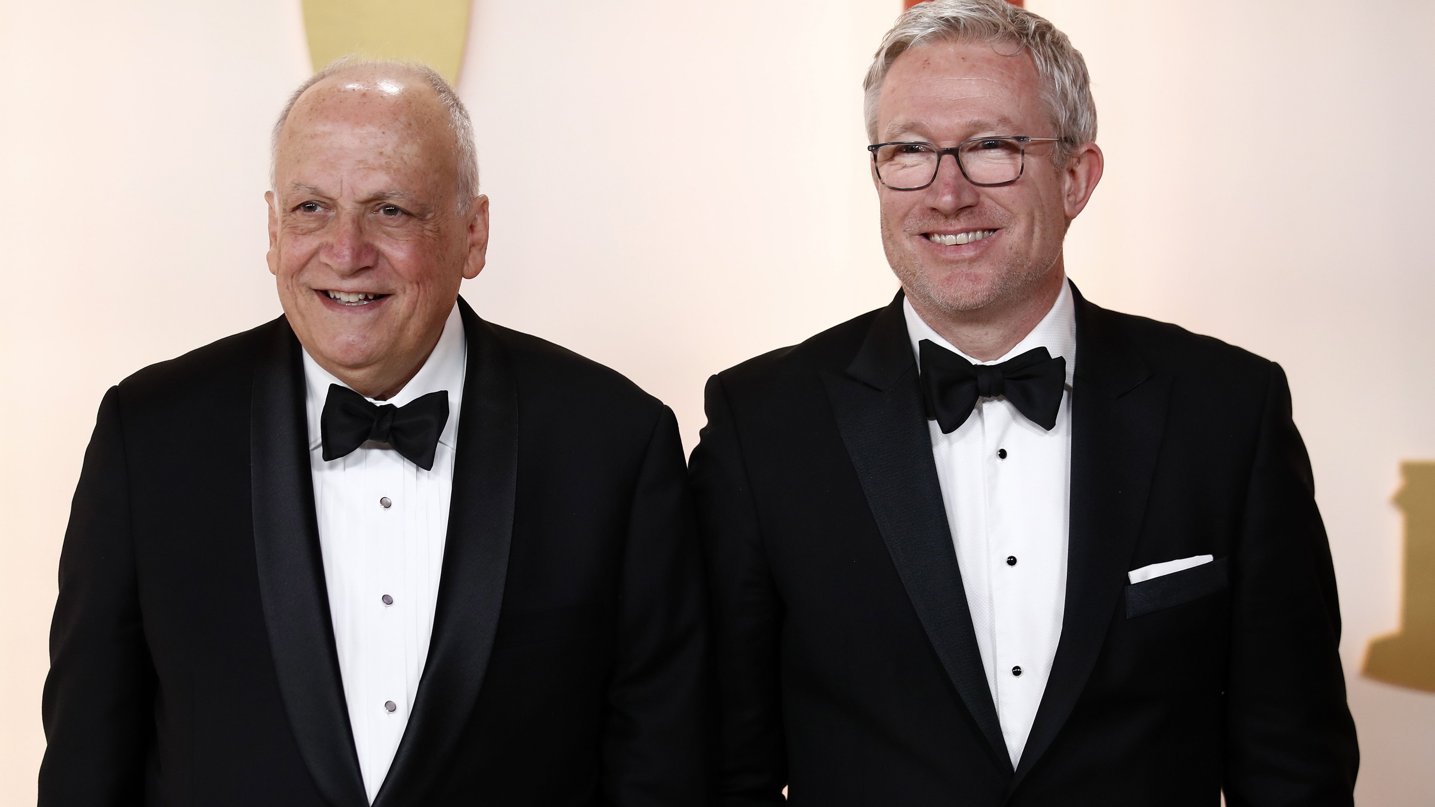 Joe Letteri y  Daniel Barrett posan en la alfombra roja de los Premios Oscar 2023