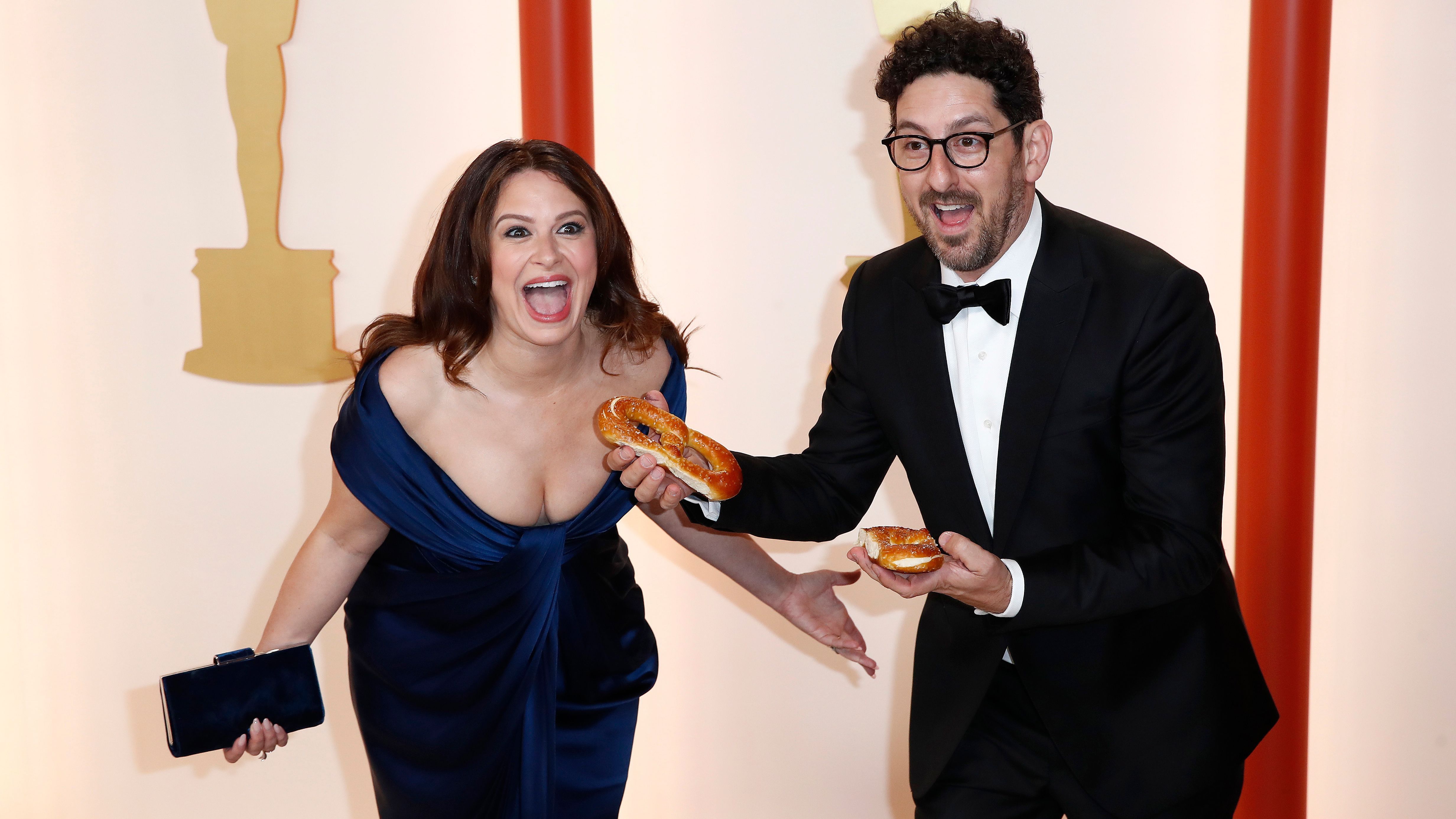 Katie Lowes y Adam Shapiro posan en la alfombra roja de los Premios Oscar 2023