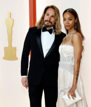 Marco Perego y Zoe Saldana posan en la alfombra roja de los Premios Oscar 2023