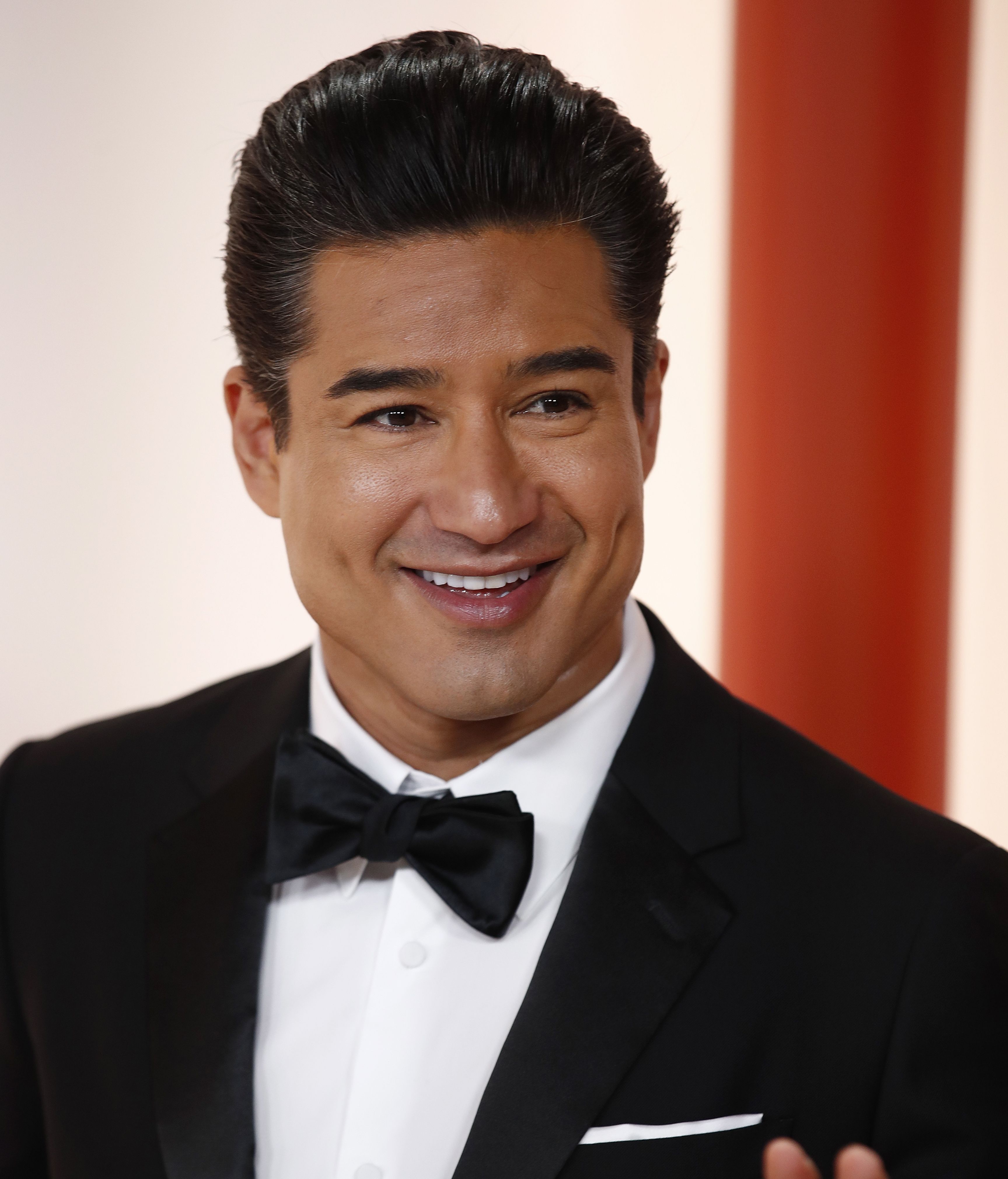 Mario Lopez posa en la alfombra roja de los Premios Oscar 2023