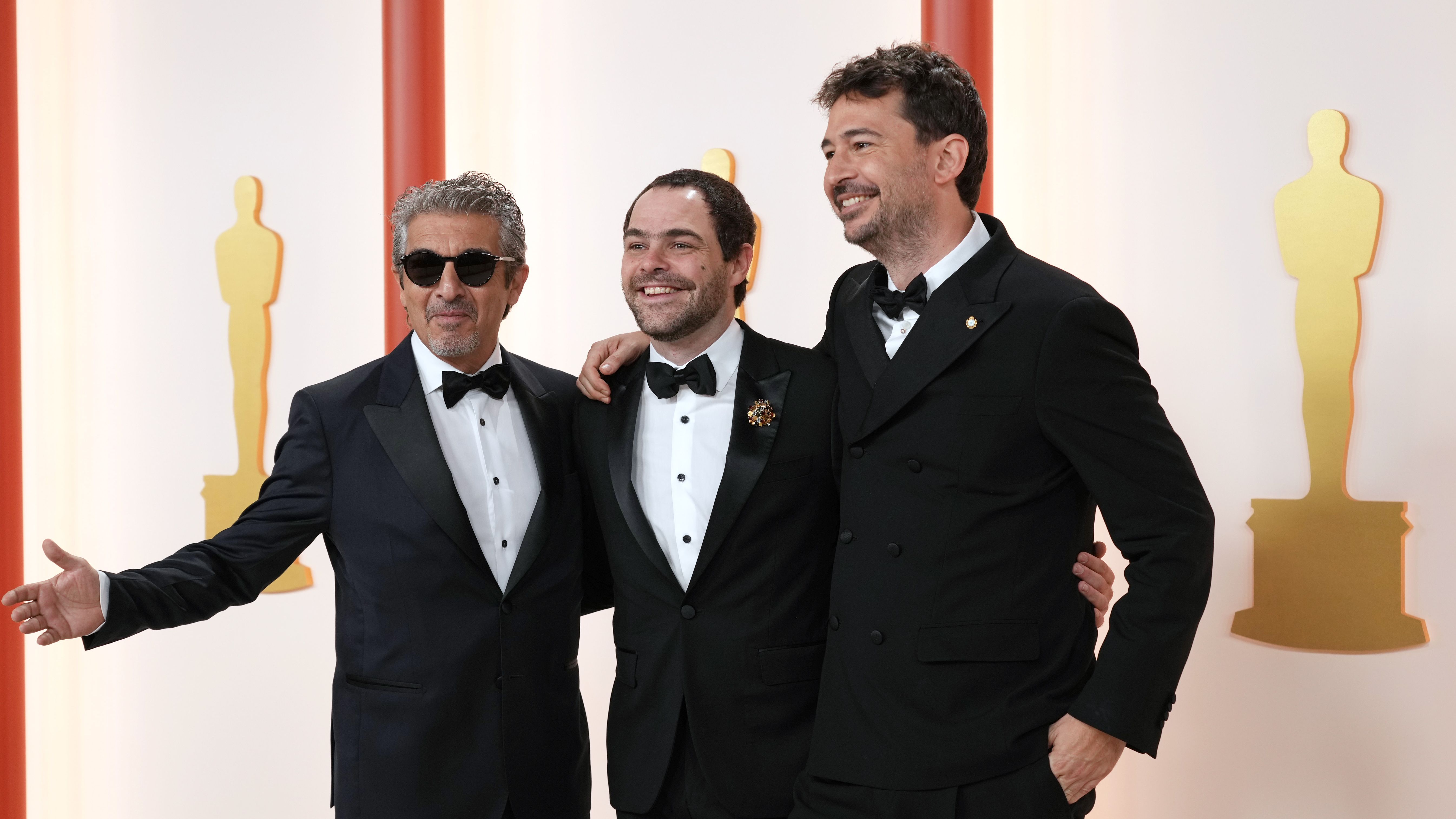 Ricardo Darin, Peter Lanzani y Santiago Mitre posan en la alfombra roja de los Premios Oscar 2023