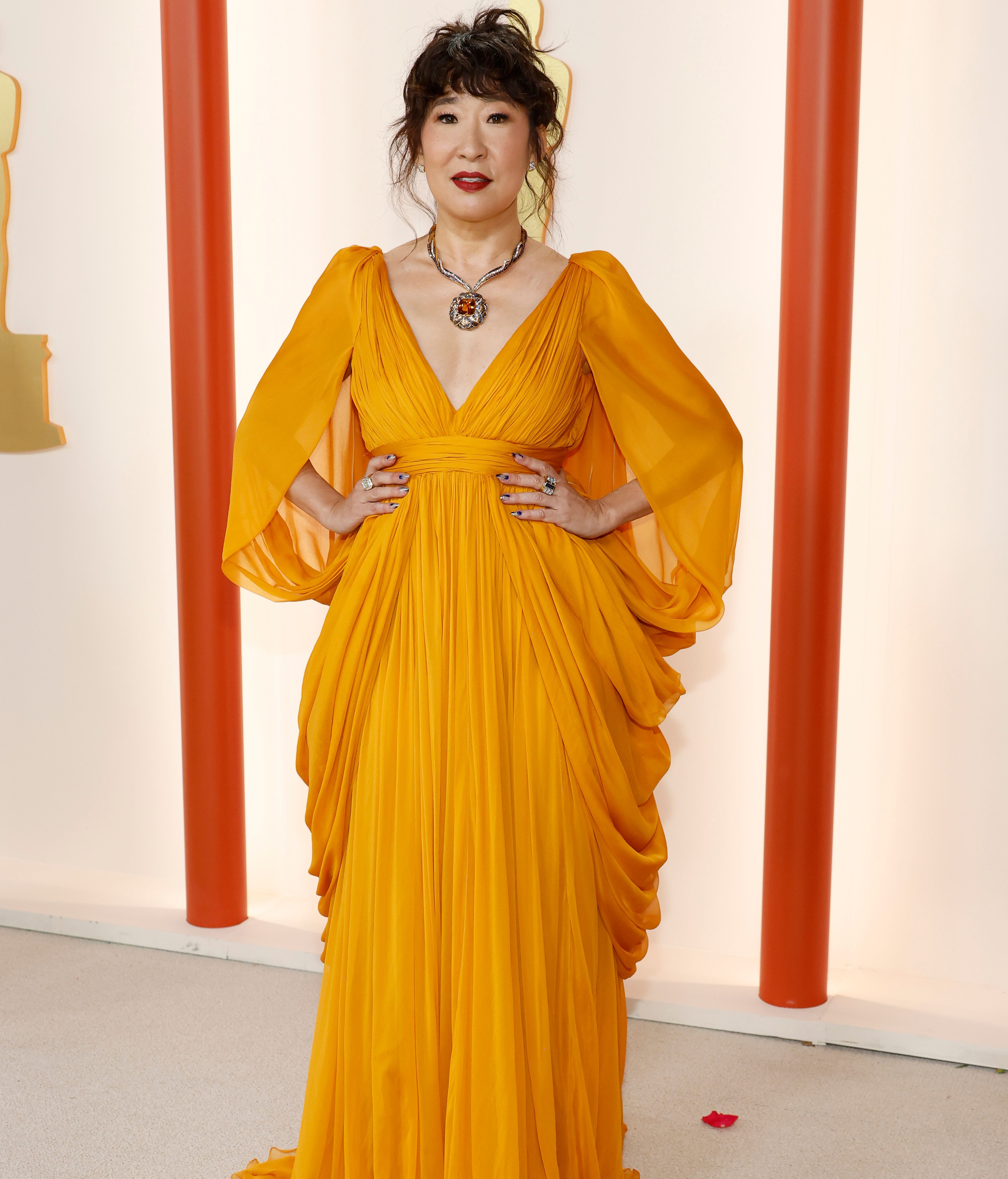 Sandra Oh posa en la alfombra roja de los Premios Oscar 2023