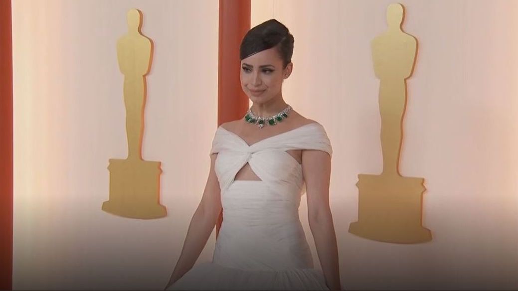Sofia Carson posa en la alfombra roja de los Premios Oscar 2023