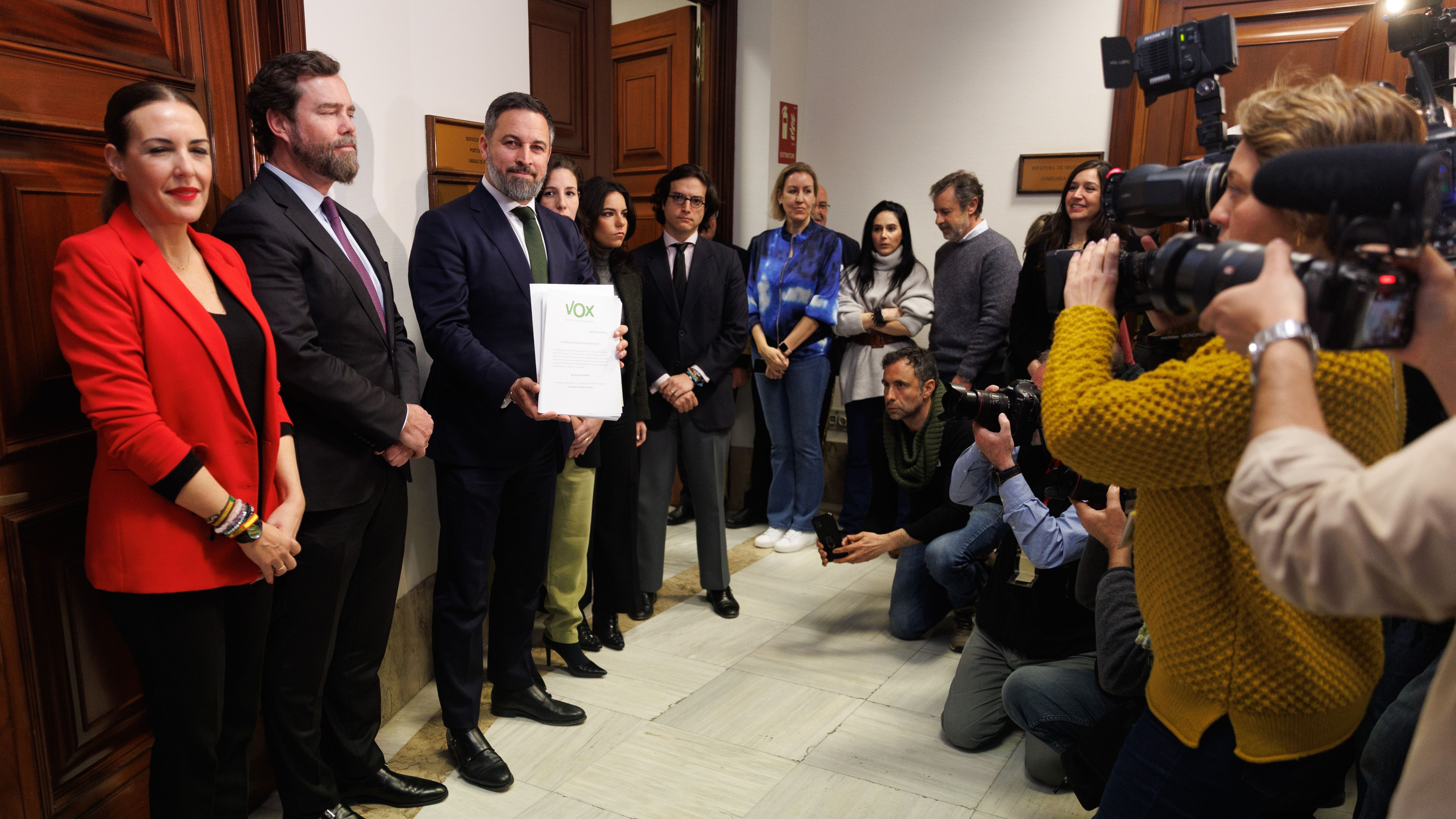 Abascal posa con la moción de censura el día de su registro en el Congreso
