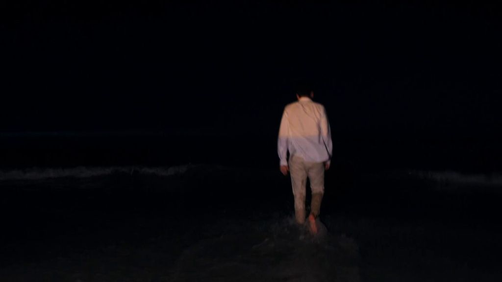Adrián se mete al mar.