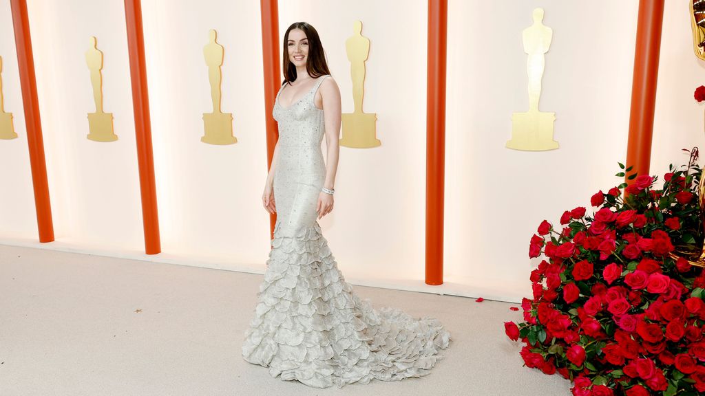 Ana de Armas posa en la alfombra roja de los Premios Oscar 2023