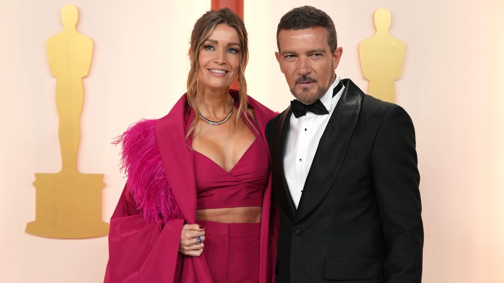 Antonio Banderas y Nicole Kimpel posan en la alfombra roja de los Premios Oscar 2023