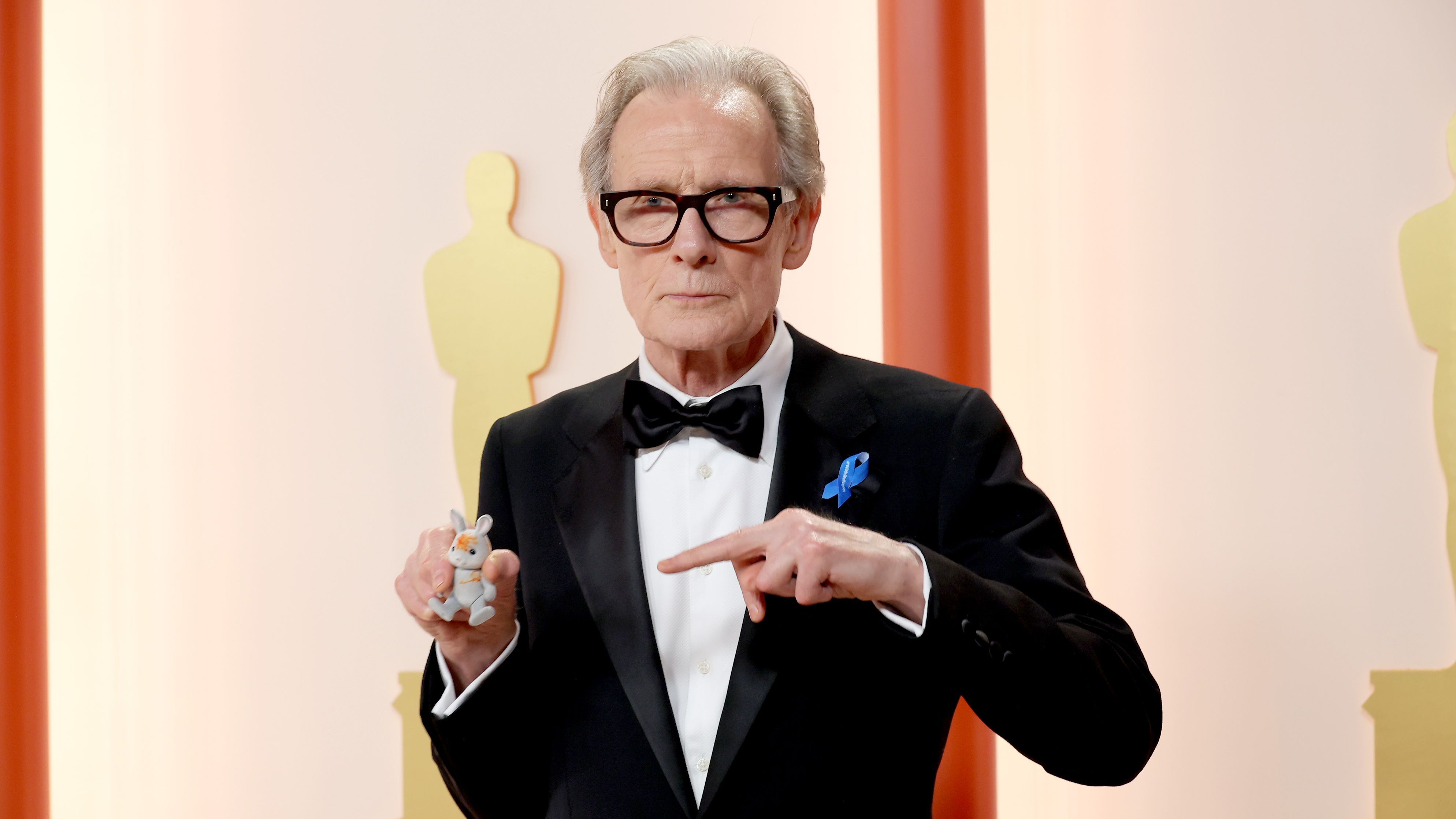 Bill Nighy posa en la alfombra roja de los Premios Oscar 2023