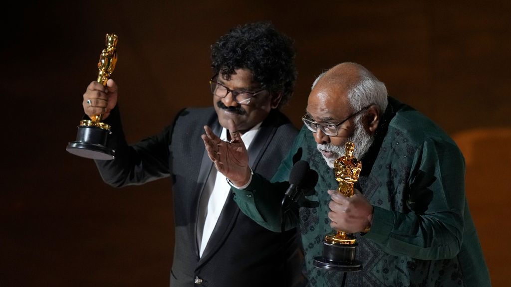 Chandra Bose y M.M. Keeravani recogiendo el Oscar