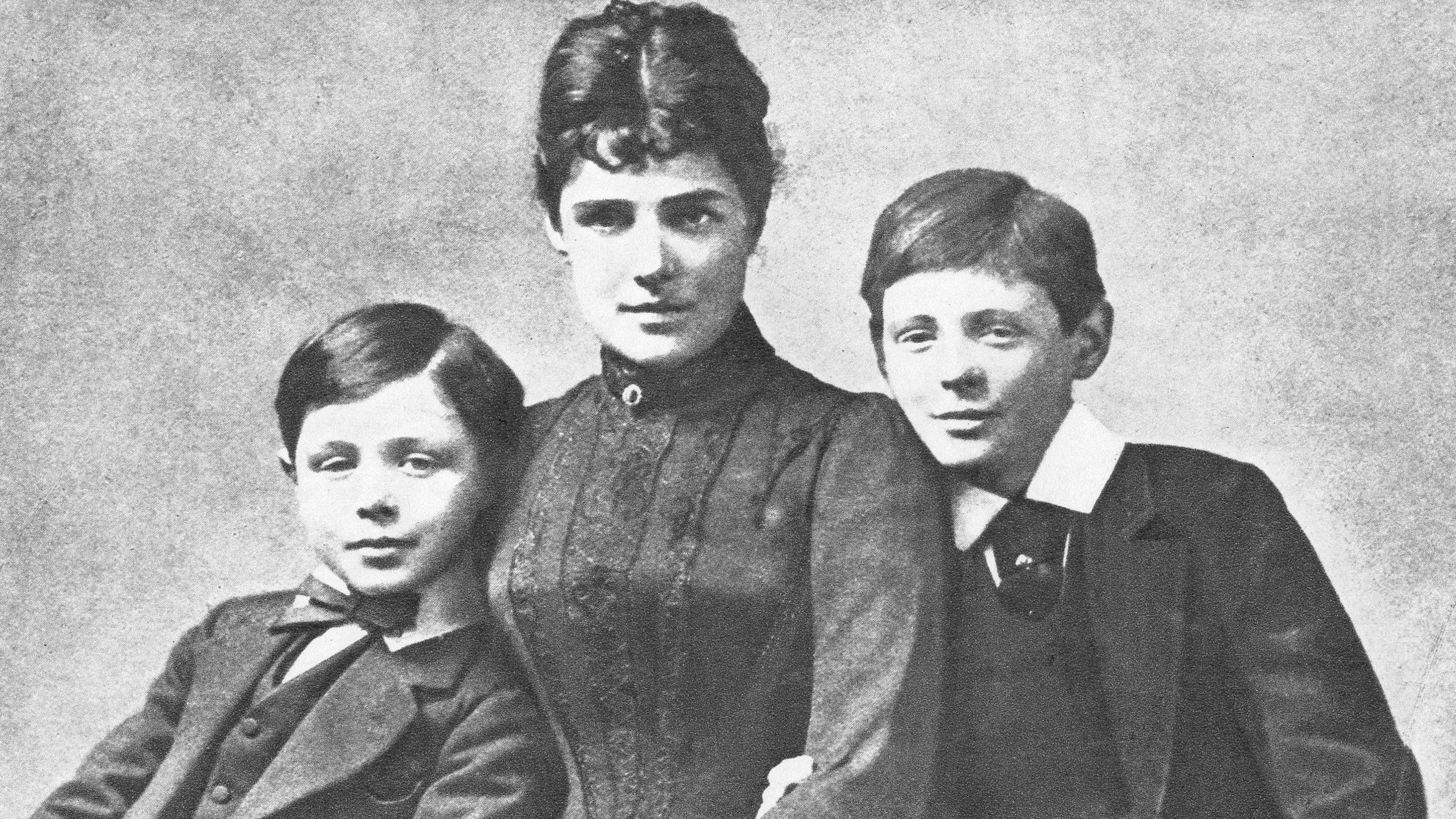 Winston Churchill (derecha) a los 15 años con su madre