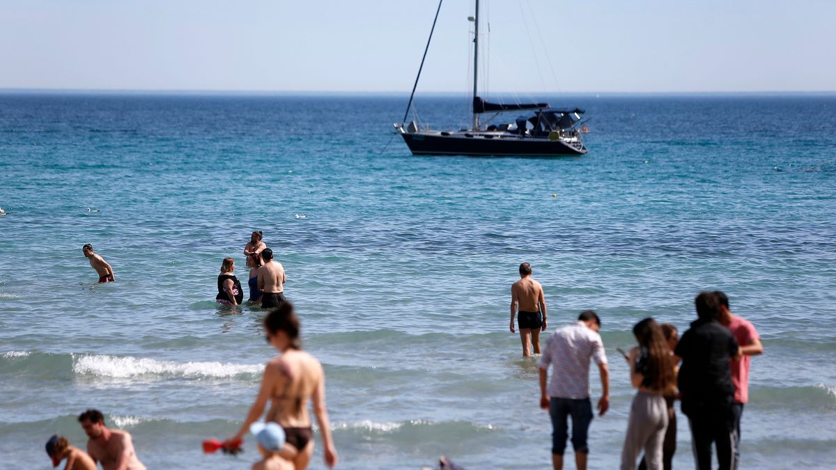 Cientos de personas en las playas de la Comunidad Valenciana