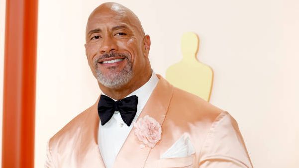 Dwayne Johnson posa en la alfombra roja de los Premios Oscar 2023