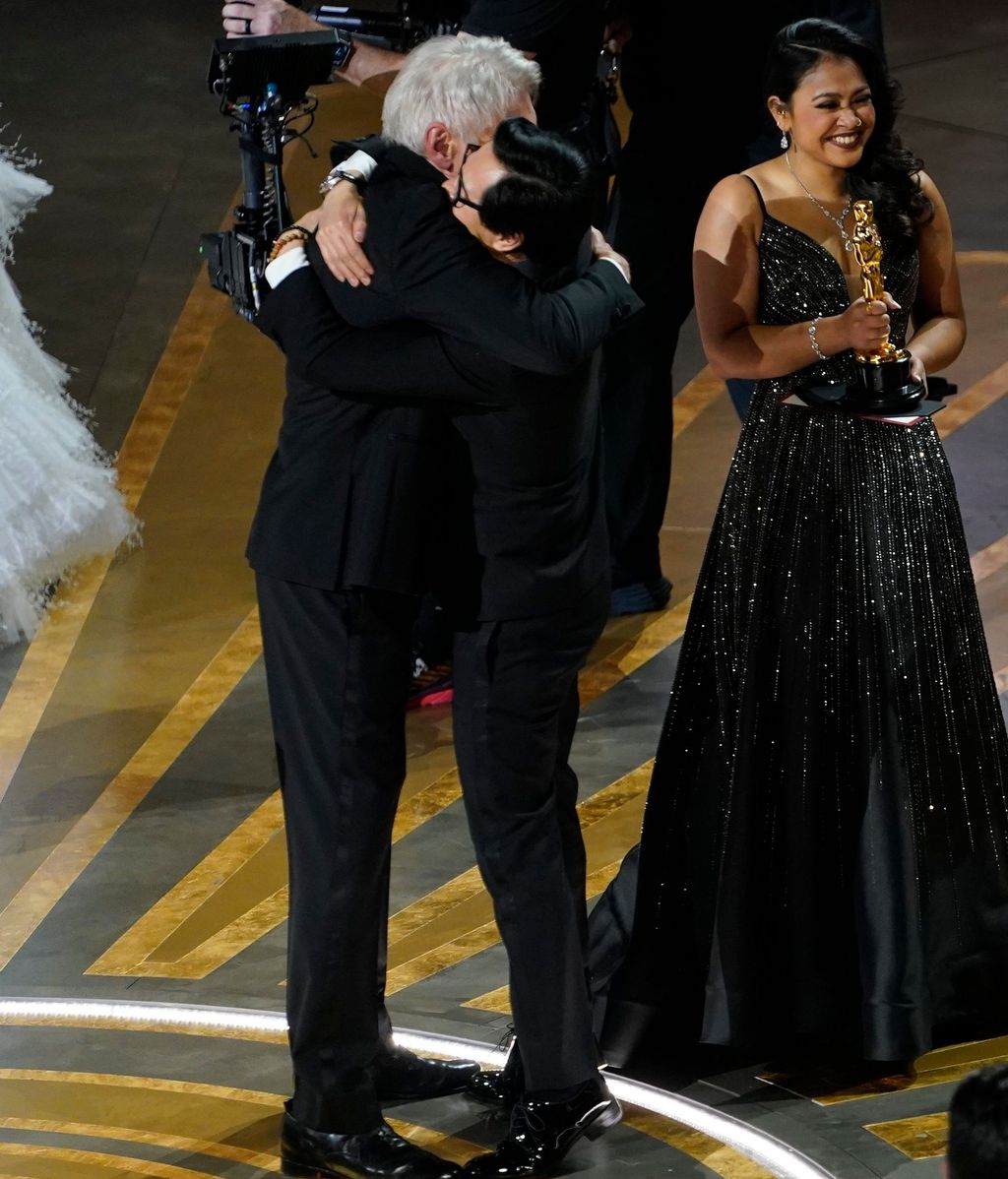 El abrazo de Harrison Ford y Ke Huy Quan en los Oscar 2023