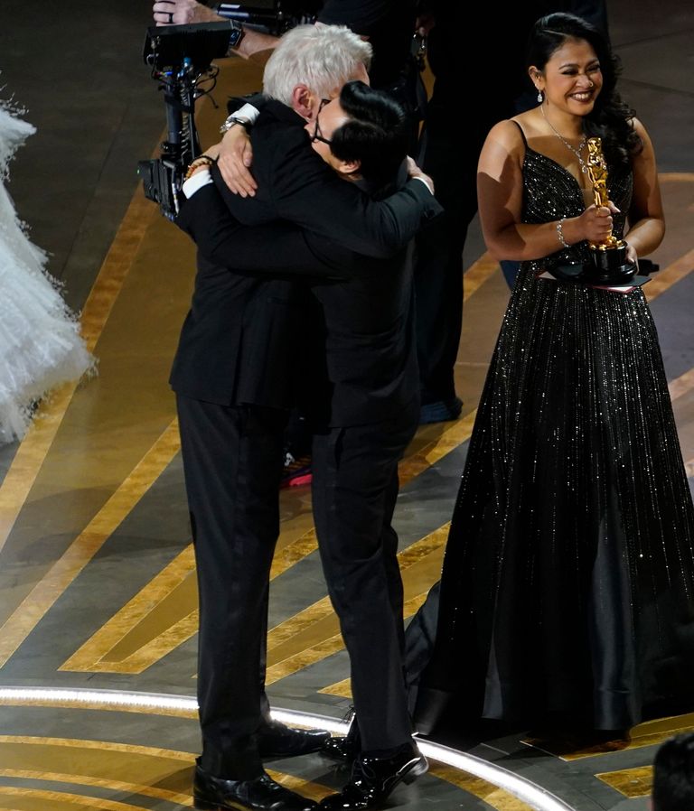 Harrison Ford entrega el Oscar a mejor película y se reencuentra con
