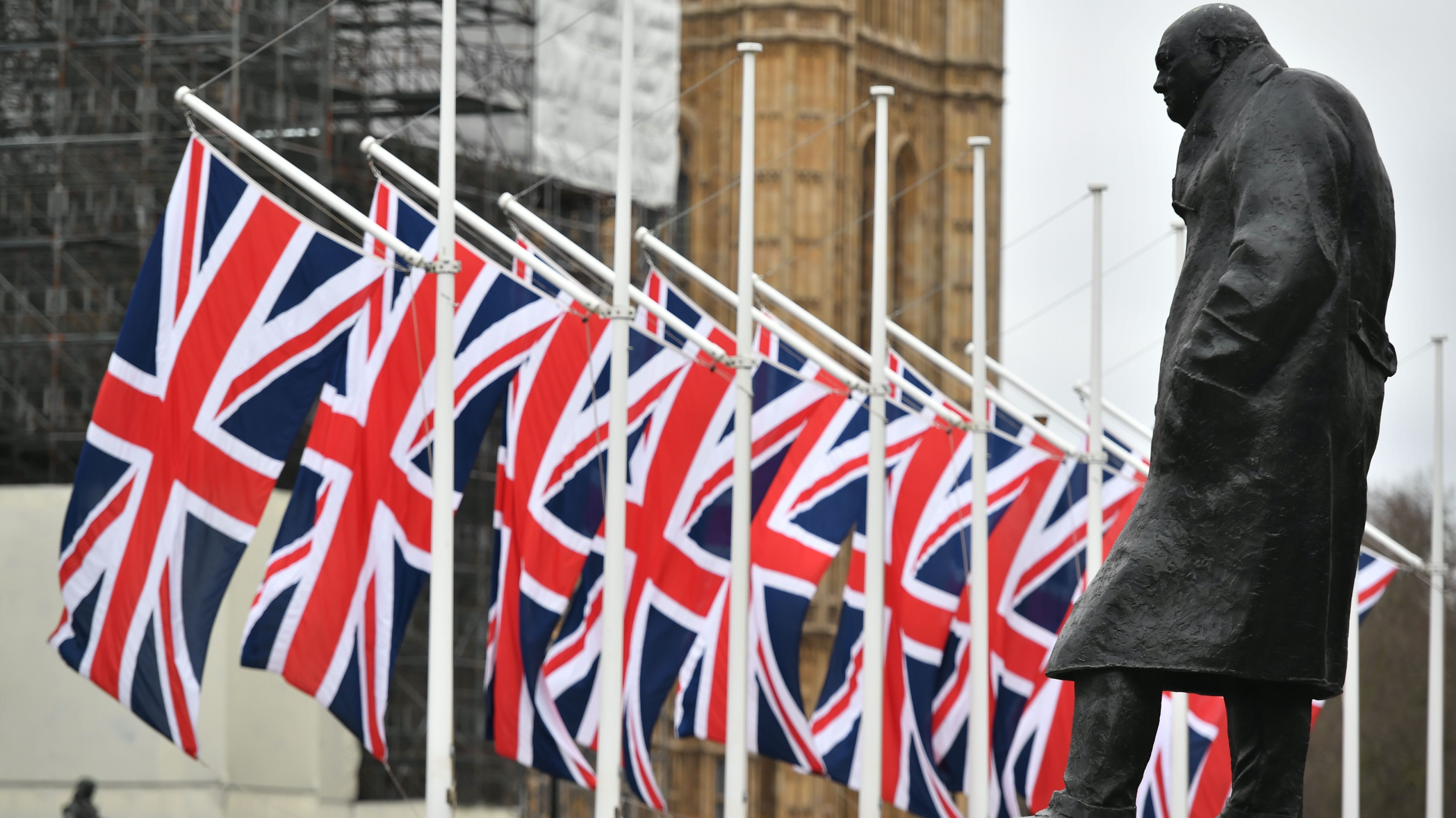 Estatua Churchill banderas EP