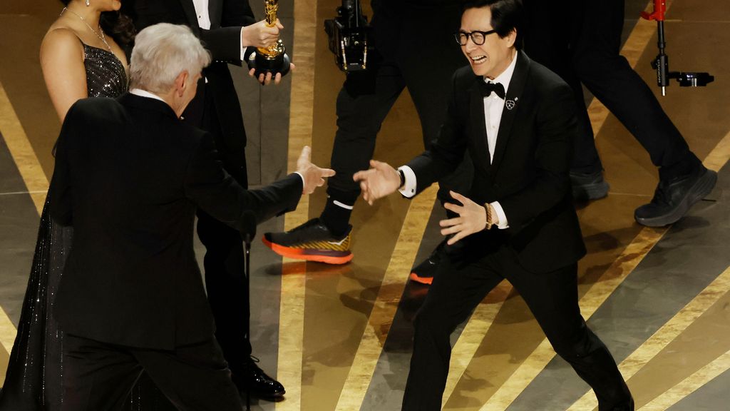 Harrison Ford entrega el Oscar a Ke Quan, 'Tapón' en 'Indiana Jones 2': su emotivo reencuentro