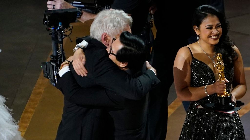 Harrison Ford y Ke Huy Quan se abrazan