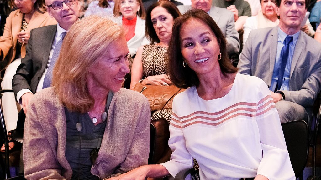 Isabel Preysler compartiendo risas con Begoña García Vaquero en un evento de 2019