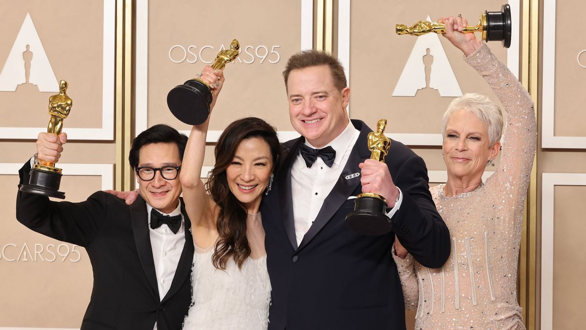 Ke Huy Quan, Michelle Yeoh, Brendan Fraser y Jamie Lee Curtis, con sus Oscars