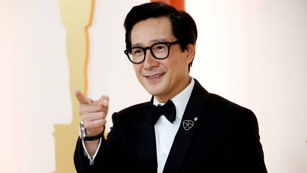 Ke Huy Quan posa en la alfombra roja de los Premios Oscar 2023