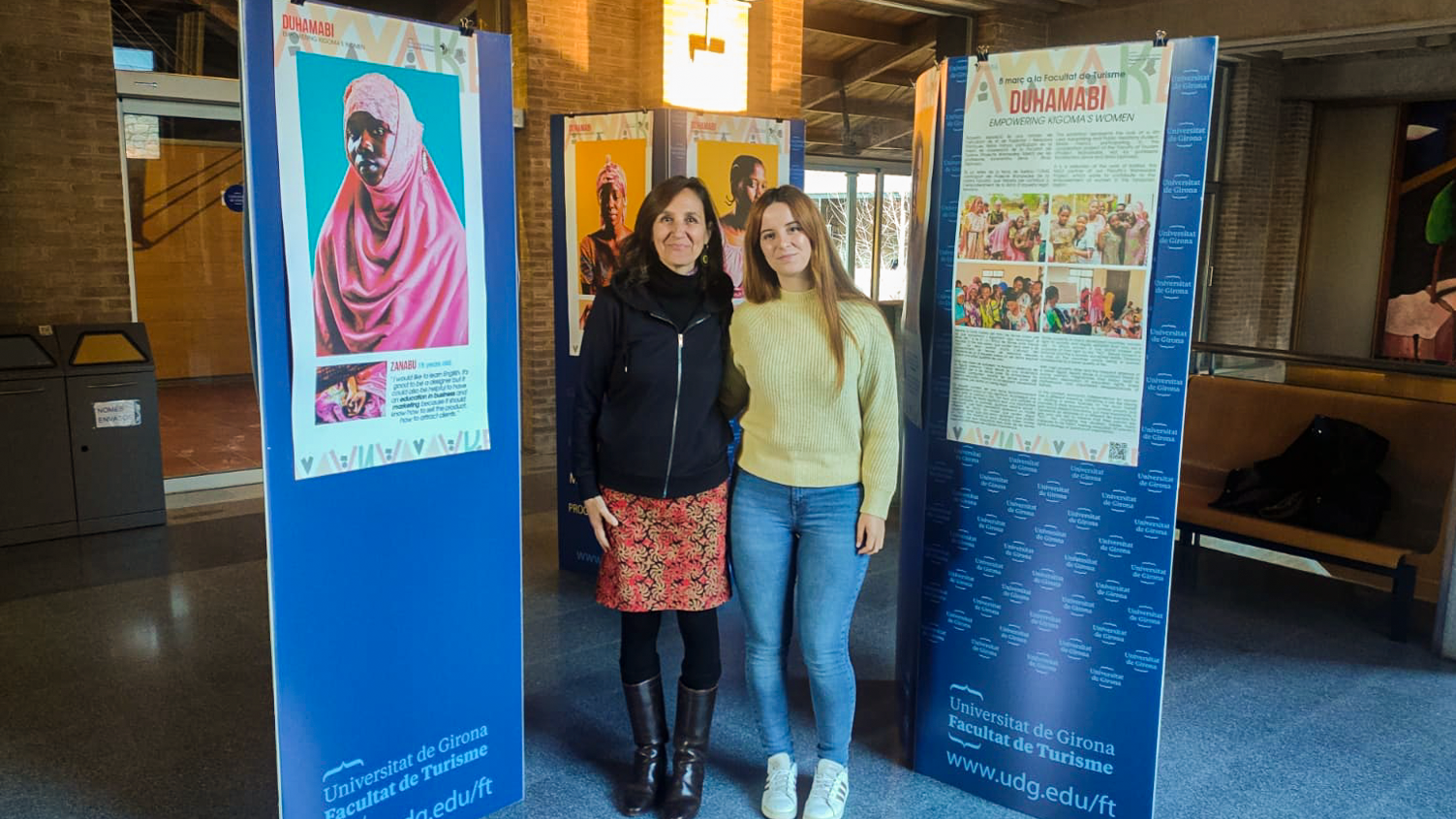 La presidenta de la ONG Karibia, Nuria Marzo, y la estudiante María Franco