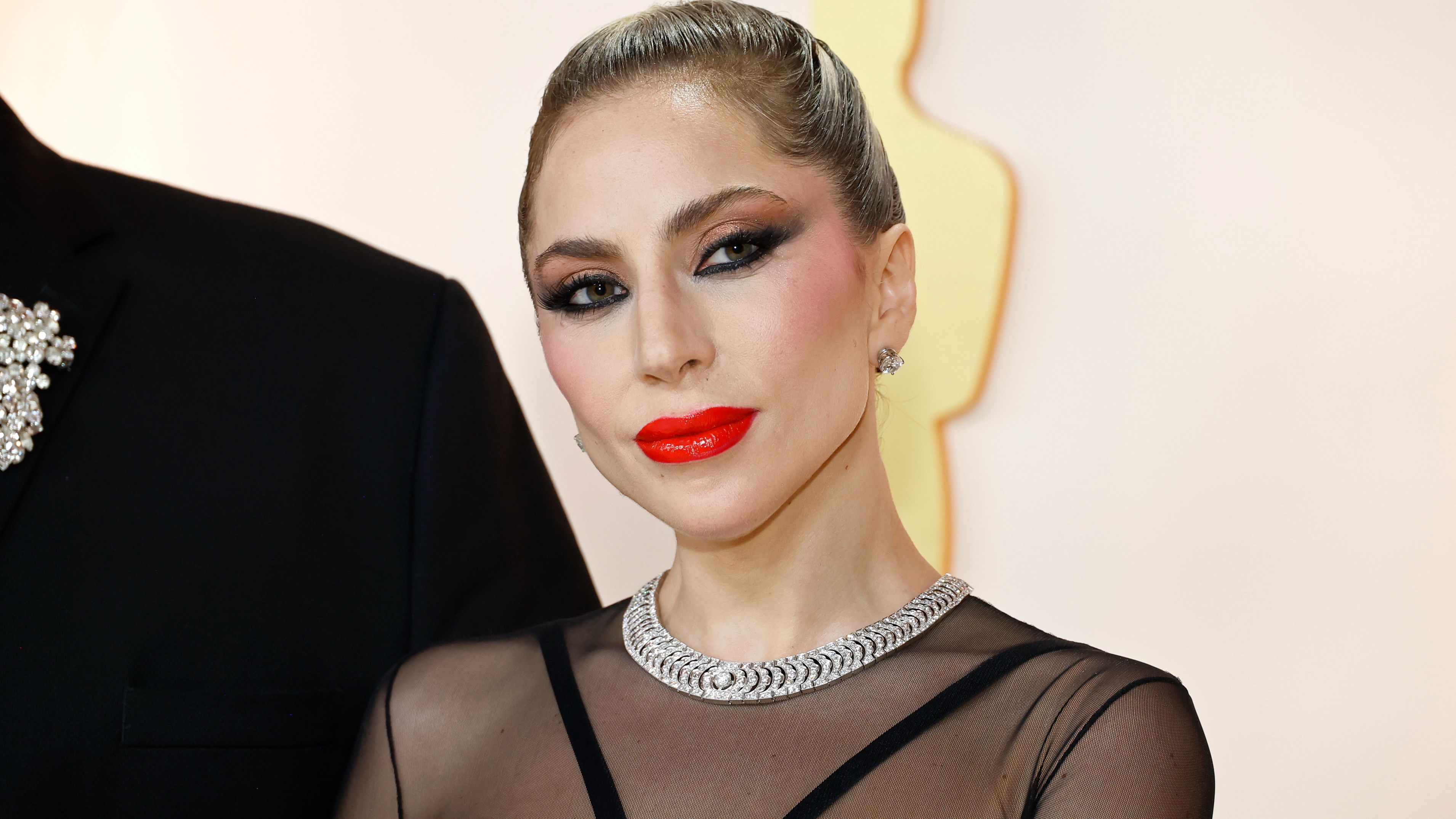 Lady Gaga posa en la alfombra roja de los Premios Oscar 2023