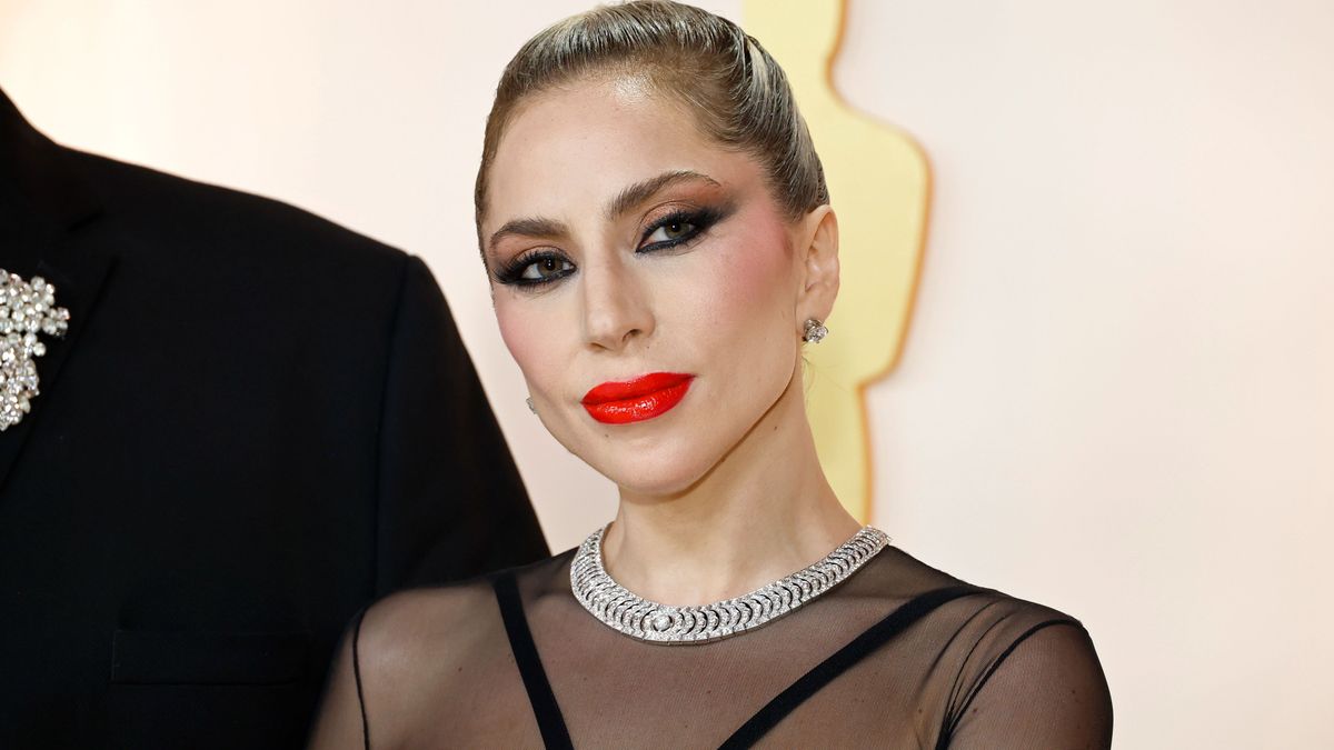 Lady Gaga, protagonista de los Premios Oscar 2023 por su gesto con un fotógrafo que sufrió una caída en la alfombra roja