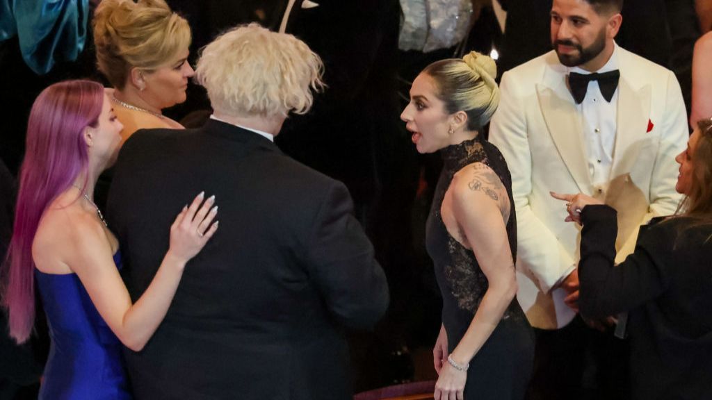 Los memes de los Premios Oscar 2023: del gesto de Lady Gaga tras el tropezón de un periodista a la risa de Andrew Garfield