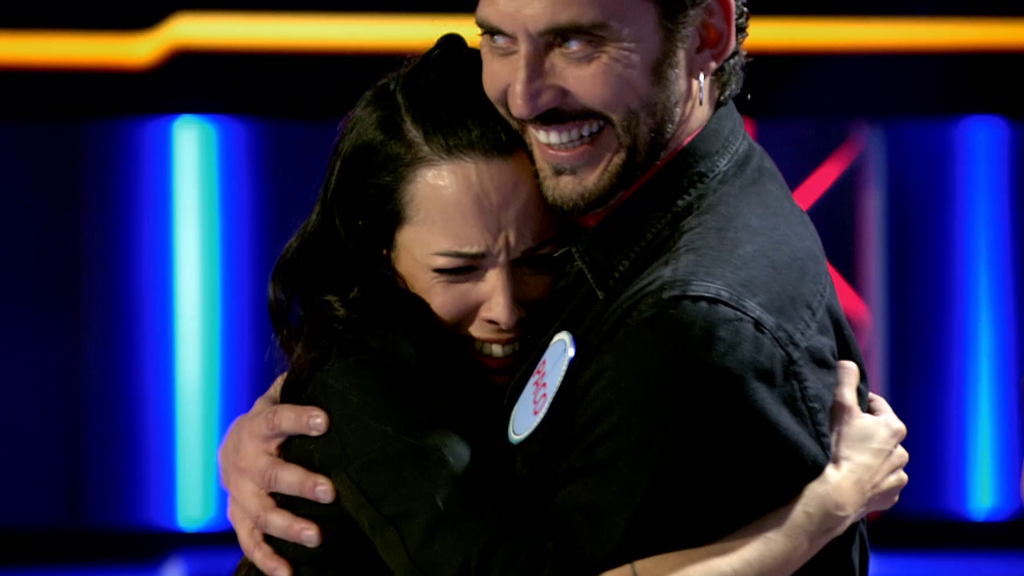 Nuria se abraza a Paco León tras la prueba final