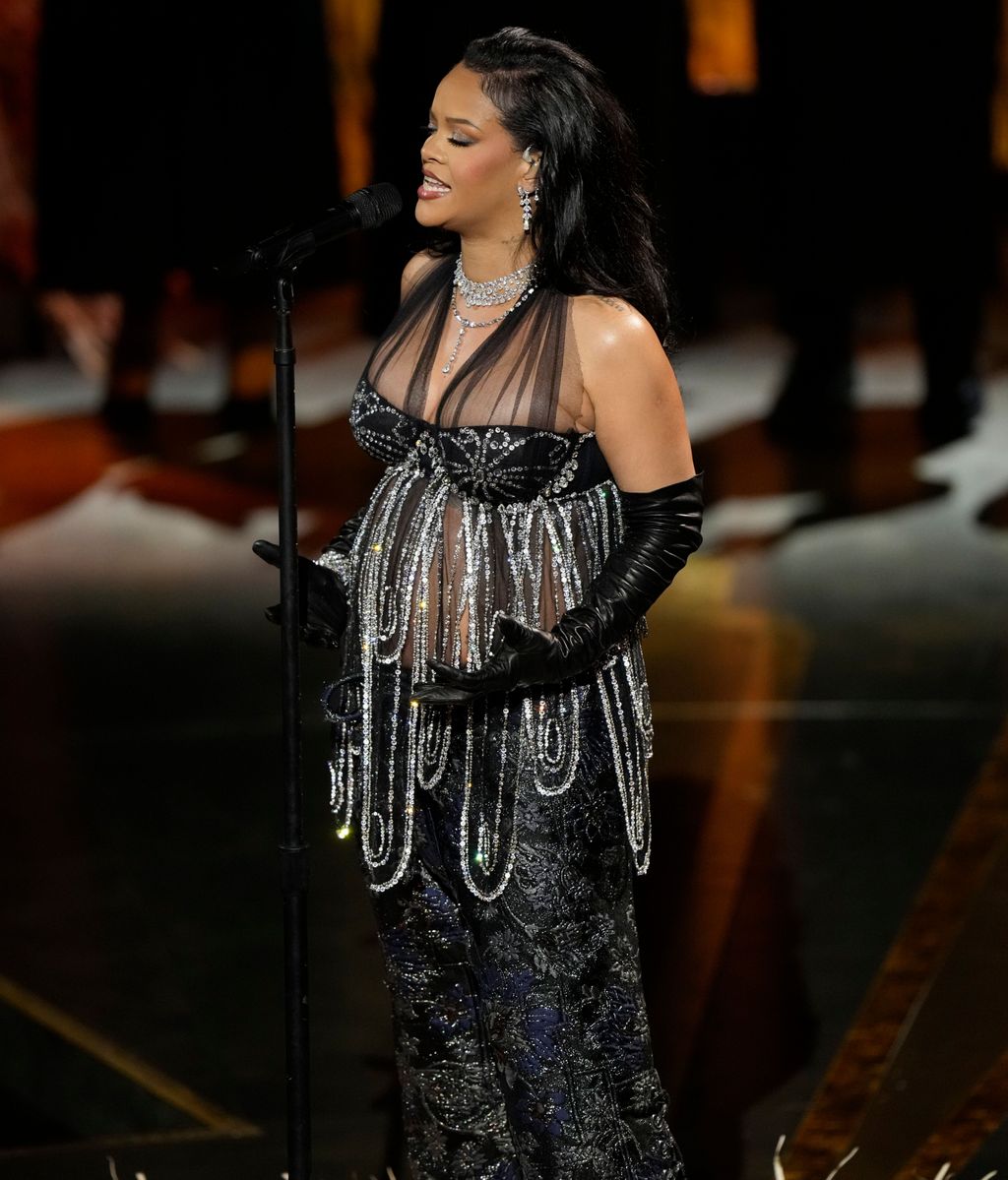 Rihanna durante su actuación en los Oscar