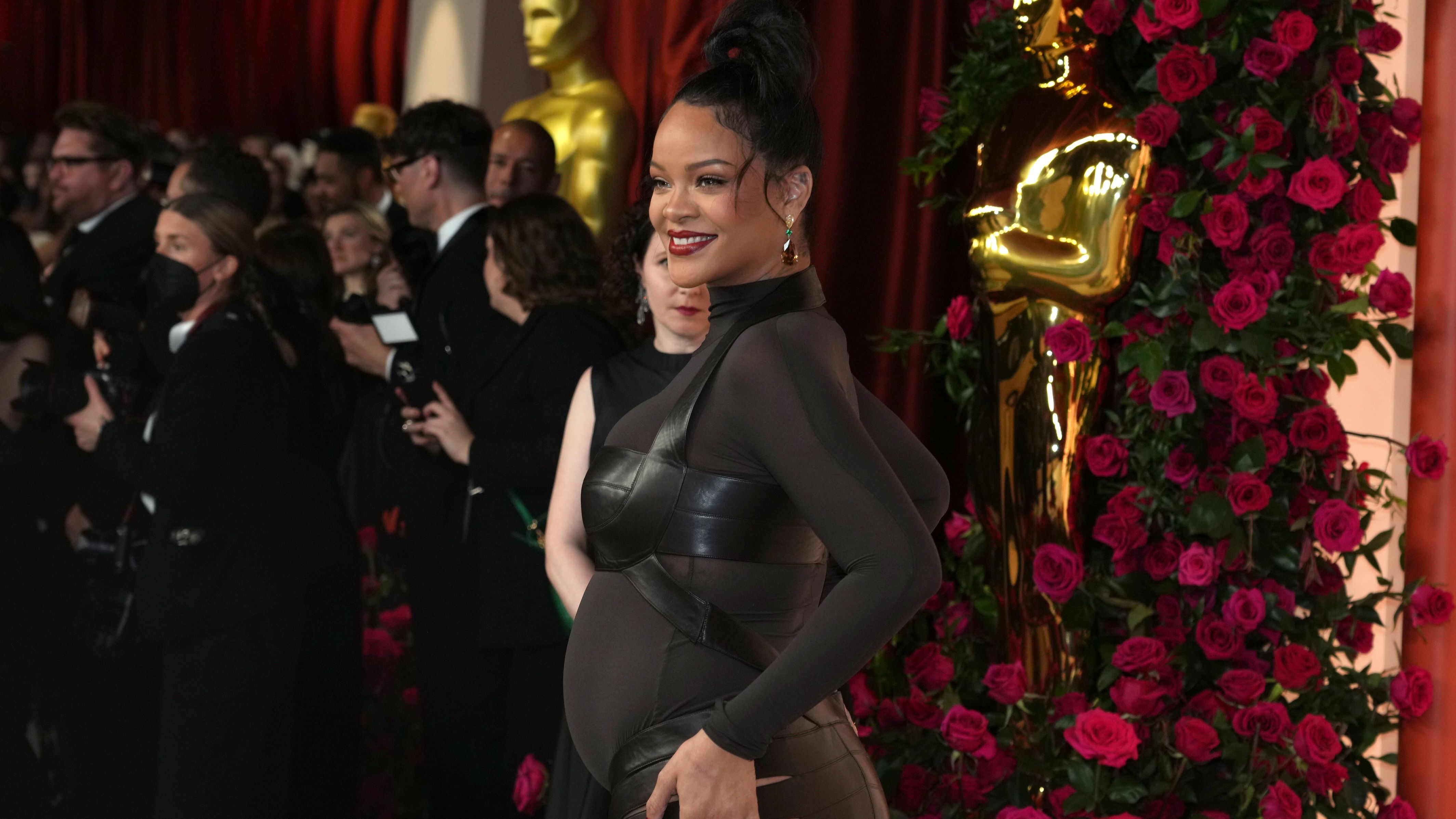 Rihanna posa en la alfombra roja de los Premios Oscar 2023