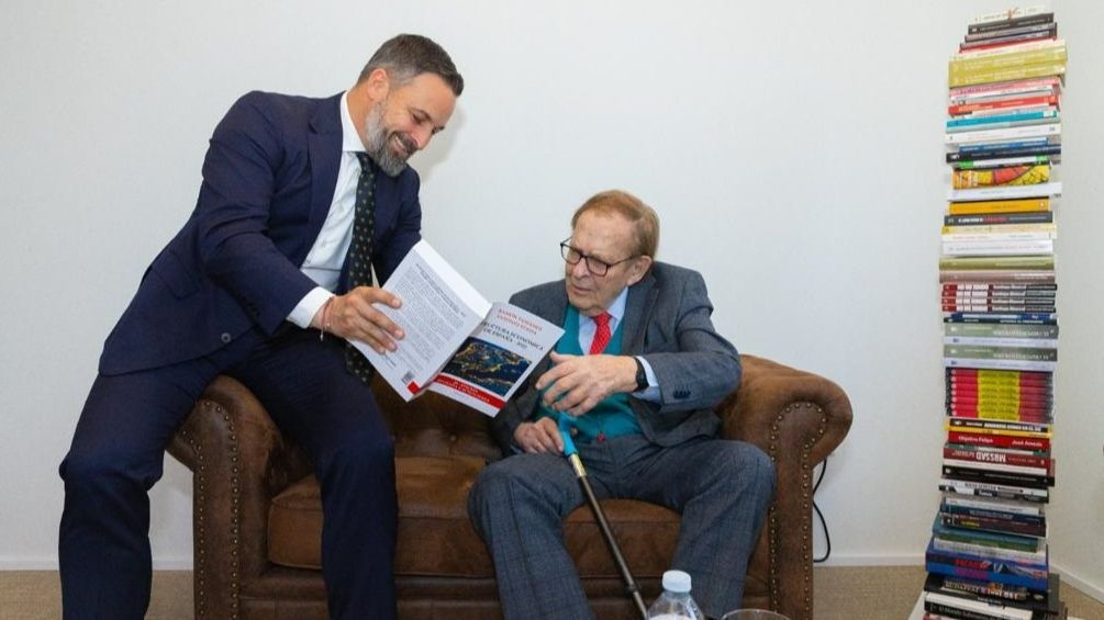 Santiago Abascal enseña un libro a Ramón Tamames