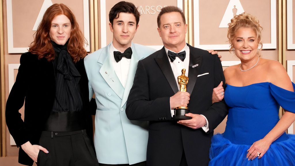Sus hijos Leland y Holden, y la pareja de Brendan Fraser, Jeane Moore, lo acompañan tras ganar el Oscar