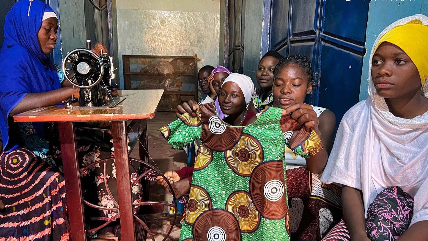 Una de las prendas de las mujeres en el curso de costura