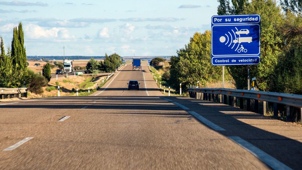 Así detecta la DGT a los conductores que frenan justo antes de que haya un radar