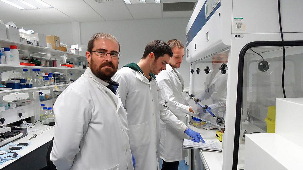 El científico algecireño Asier Unciti Broceta (i), director del laboratorio Institute of Genetics and Cancer de la Universidad de Edimburgo