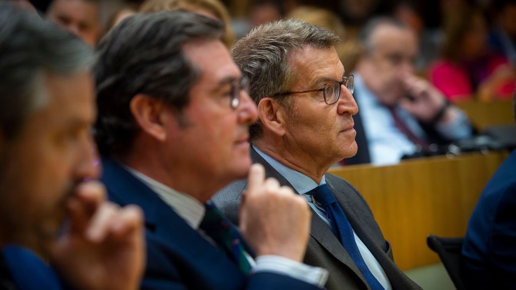 El líder del PP, Alberto Núñez Feijóo, junto al presidente de la CEOE, Antonio Garamendi