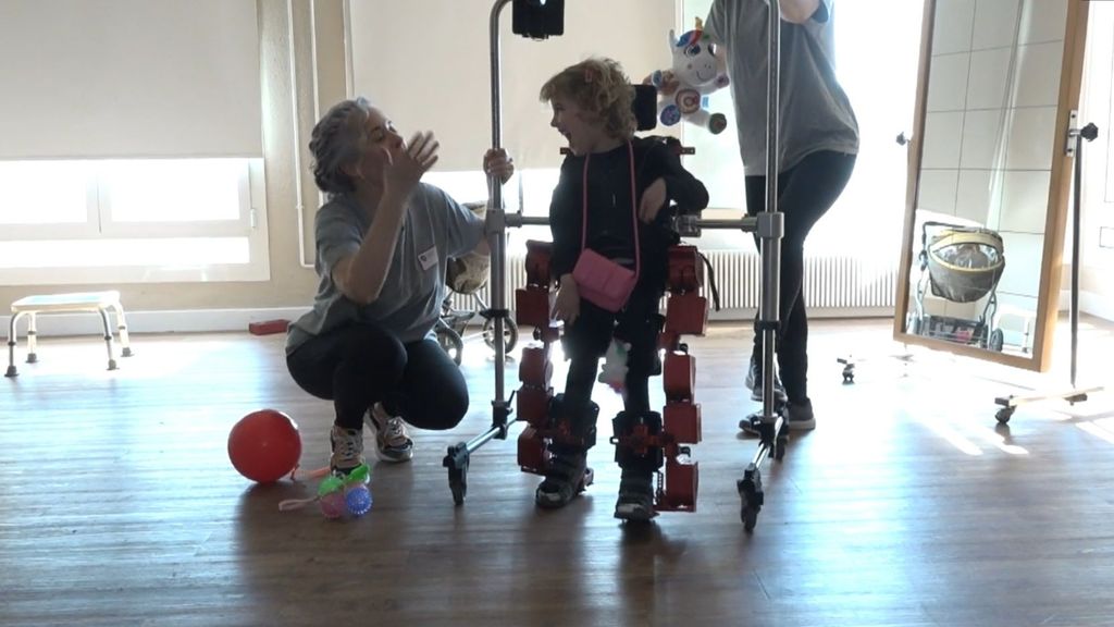 El primer exoesqueleto pediátrico del mundo llena de ilusión a 15 niños y niñas de Guipúzcoa