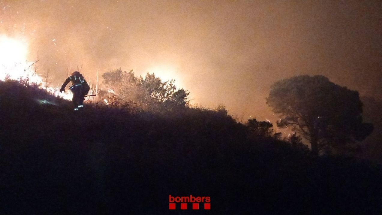 Espectacular incendio forestal en Selva del Camp, Tarragona