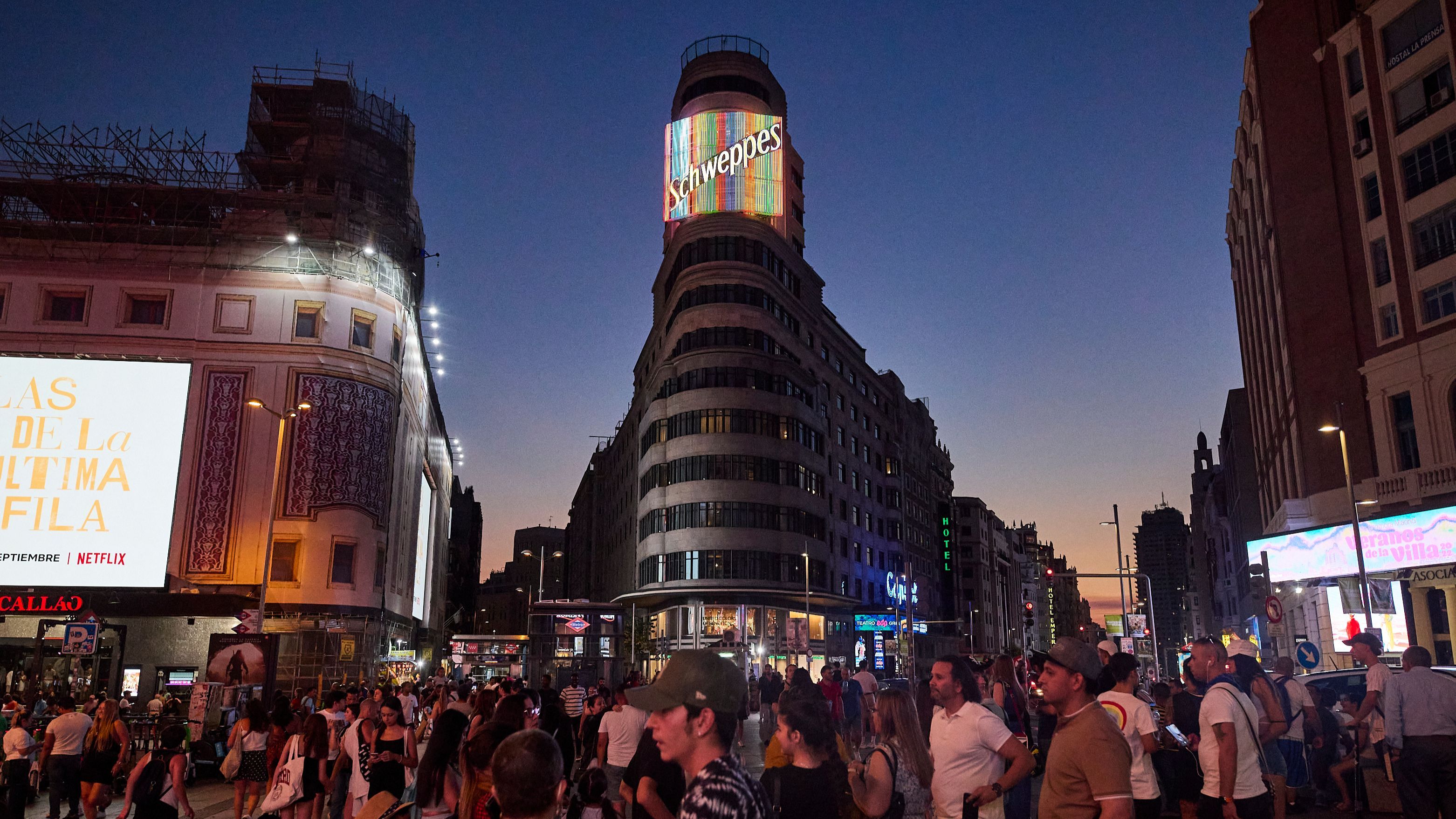 Un encuentro sexual a la vista de todos en plena Gran Vía paraliza el centro de Madrid