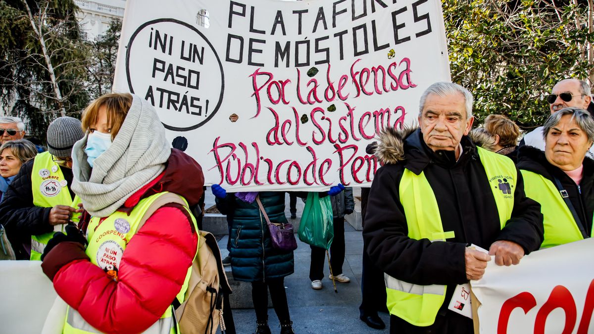 EuropaPress 4931207 varias personas manifiestan mejora sistema publico pensiones frente