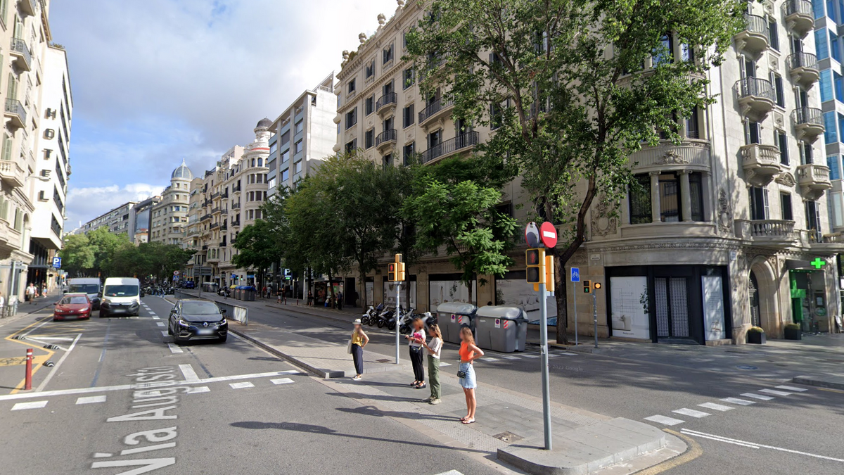 Los mossos encontraron el cuerpo en la via Augusta cerca de la avenida Diagonal de Barcelona