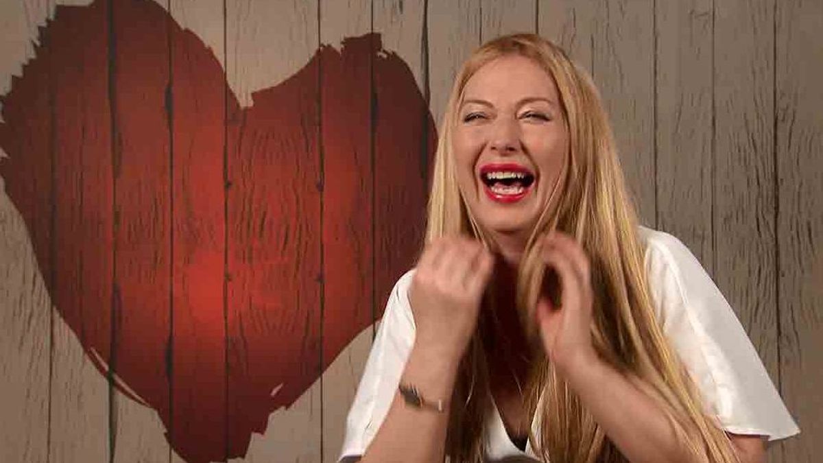 Mónica no puede contener la risa ante el surrealista tic de su cita en ‘First Dates’: “¿Qué hace con la lengua?”