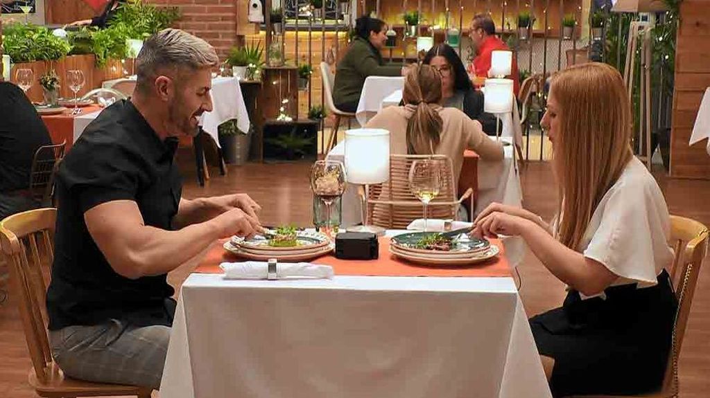 Mónica y Jesús durante su cita en 'First Dates'