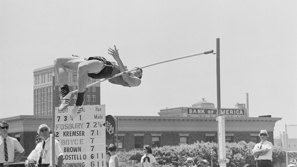 Muere Dick Fosbury, el atleta que revolucionó el salto de altura con su salto de espaldas