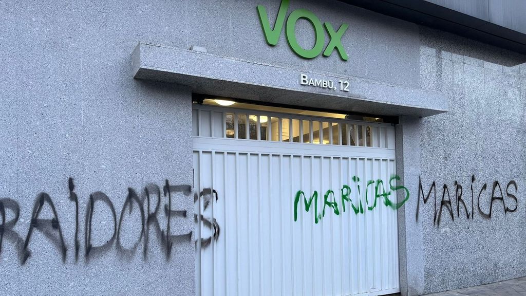 Pintadas ofensivas en la fachada de Vox el jueves pasado